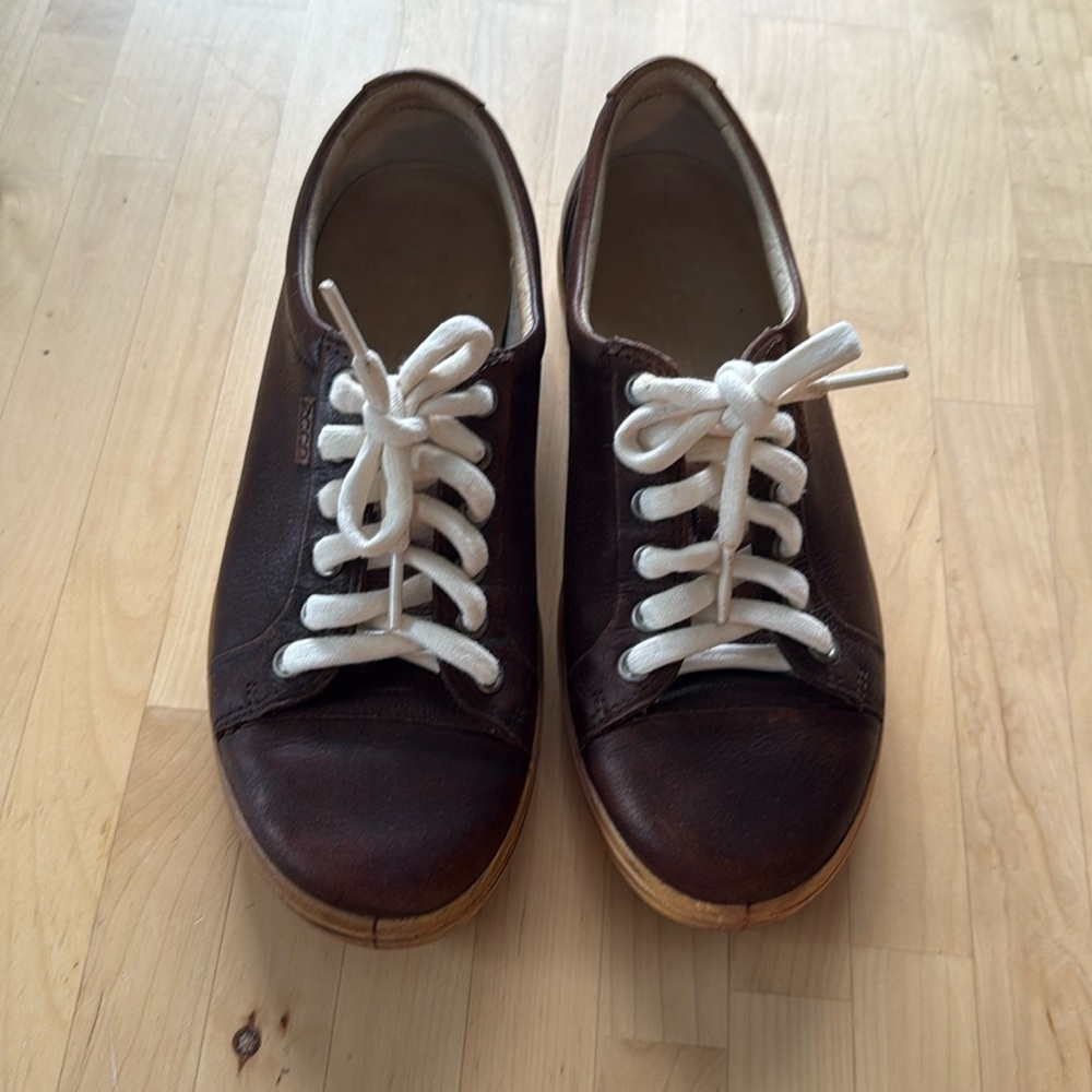 Brown Ecco Soft 7 Sneakers (6/6.5 US / 37 EU)